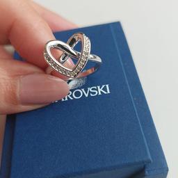 Wunderschöner Neuer Original Swarovski Ring größe 20. Komplett Neu noch nie getragen mit OVP.

wie auf den Bildern zu sehen ist Neu nie Benutzt.