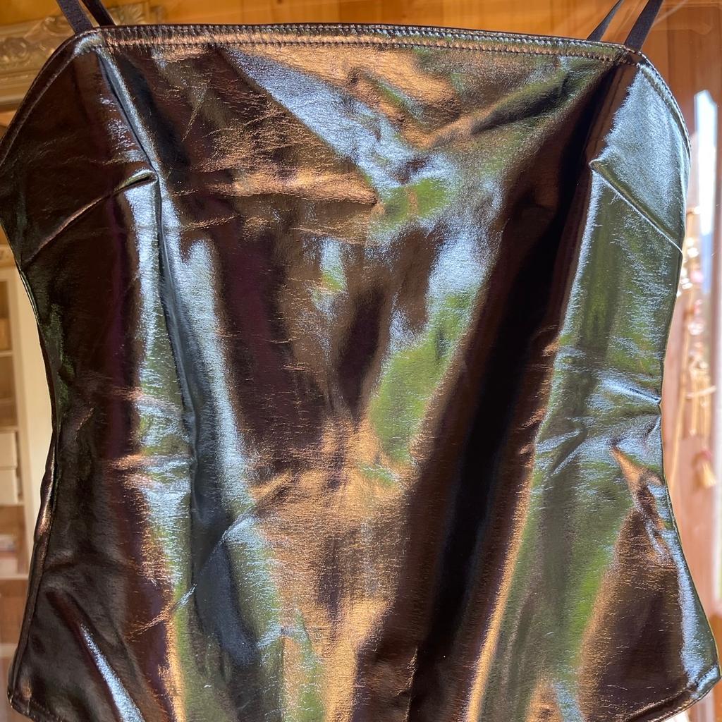 Forever 21 Vinyl Bodysuit mit weichem Stoff an der Innenseite somit super angenehm zu tragen.
Druckknöpfe
(wurde bisher noch nie getragen!)