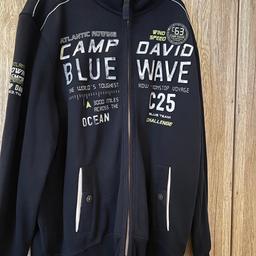 Verkaufe oben gezeigte selten getragene Camp David Jacke in der Größe 3XL. Sie ist äußert angehen zu tragen und hält warm. 

Abholung und Versand (gegen Aufpreis) möglich.

Privatverkauf, daher keine Rücknahme oder Gewährleistung.