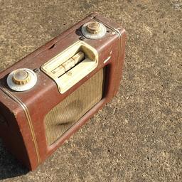 Vintage c1950's ever ready Skyleader portable transistor radio

Transistors: 6
Bands: 2 - MW and LW
Power Source: Battery 9V PP9 (INCLUDED)
Colour: Reddish-Brown

Features:
- Tuning Knob
- Volume Knob
- Push Button OFF / LW / MW
- Celestion CT4252 Speaker.

Licence Plate ESD No. 27256
Weight: Approx.2077G
Dimensions: Approx. 235mm width x 197mm height x 78mm depth

Good condition.

From a pet and smoke free house.

Will consider sensible offers.

Pick up only unless you organise courier.