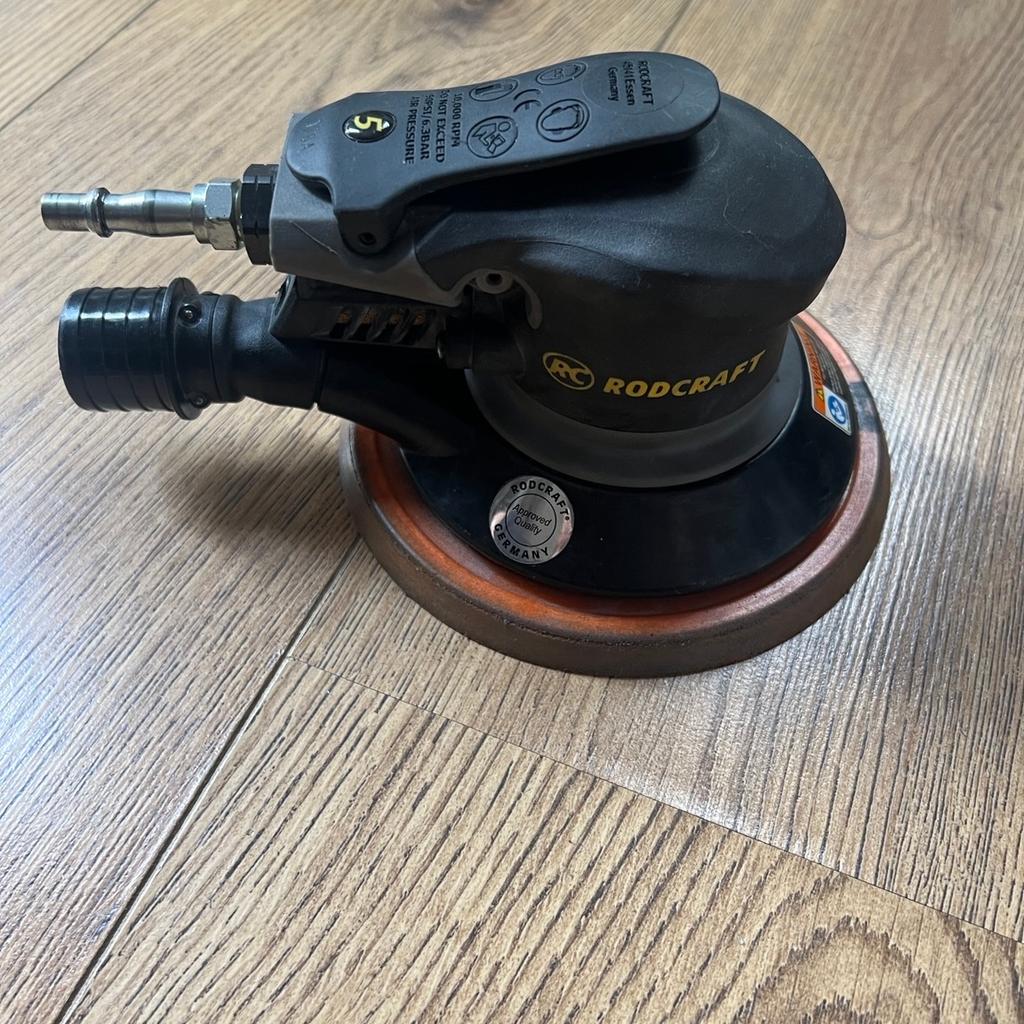 This genuine RodCraft RC7705V6 orbital sander is the perfect addition to your garage equipment and tools collection. Made in Germany, it boasts a 150mm sanding pad and is suitable for a range of air tools applications. Whether you're a professional mechanic or a DIY enthusiast, this sander is sure to get the job done efficiently and effectively.

High-end orbital sander with low profile and 285W power - 5mm stroke

Single hand orbital sander with ergonomic grip

Innovative swivel for exhaust to allow left and right hand work

Only 107 mm high Insulating thermo rubber against cold and for good grip

Motor speed can be easily adjusted with the operating hand during the sanding process

Used only to see if working.

Genuine - UK Seller!