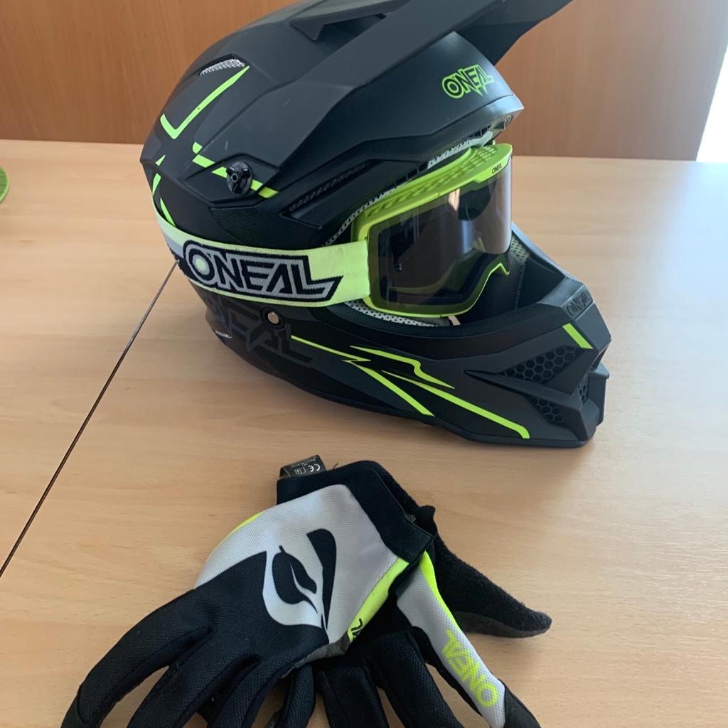 Helm mit Brille und Handschuhe
Marke: O‘Neal
Größe M
Setpreis 220.-€