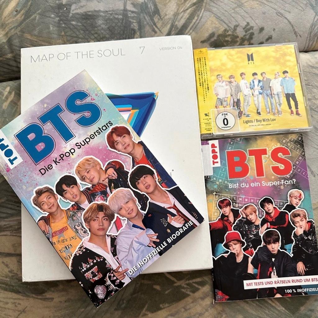 Verkaufe hier eine BTS Map oder the Soul 7 Deluxe Box mit Inhalten komplett
-CD
-Mehrere Poster
-Foto Karten
- Sticker
-Song Buch (klein) Siege Bild und vielen mehr

Dazu als Bundle eine BTS Lights/Boy With Luv CD +DVD Musikvideo
Und 2 Fan Bücher der Koreanischen BoyBand

Top Zustand