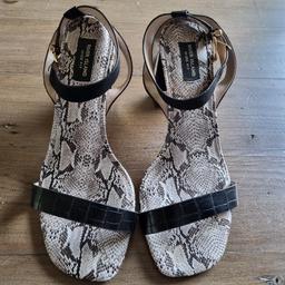 River Island Block Heel Sandals 
Wide Fit Size 6

Slight mark on left heel see picture 

Collection only from Wednesbury WS10 many thanks 👍