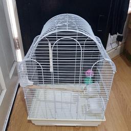 white and cream bird cage 
pull out tray for easy clean.
perfect for little birds like finches and budgies 
comes with 2 feed containers 1 water bottle. 
2 perches