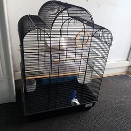 black metal cage with plastic pull out tray.
comes with 2 feeders 1 water bottle.
3 purchasers with round 1.
1 sand sheet for bottom of tray.