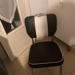 Wegen Umzug 4 Stühle schwarz/Weiß
Zu verschenken 
