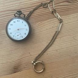Taschenuhr aus Großvaters Zeiten. Sie funktioniert, den sie tickt noch. Sehr schöne geschnörgelte Zeiger in der Uhr.