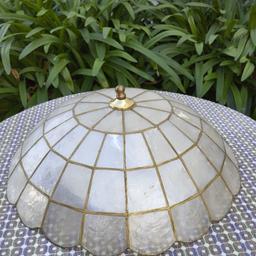 Im klassisch-schönen "Tiffany"-Stil, perlmutt-schimmernd, in den Farben Creme und Antik-Gold. Durchmesser 39 cm. Aus Nachlass und im sehr guten Zustand, jedoch müsste sie neu verkabelt werden. Als kostenlose Zugabe, wenn Sie sich zeitgleich noch einen weiteren Artikel aus unserem Sortiment aussuchen.