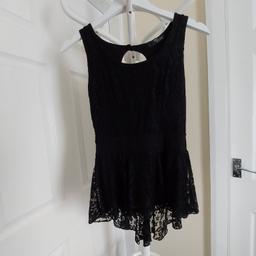 Blouse "Jane Norman" London

 Lace Peplum Top

Black Colour

New With Tags

Actual size: cm

Length: 58 cm from shoulders front

Length: 68 cm from shoulders back

Length: 39 cm from armpit side

Shoulder width: 29 cm

Volume hands: 35 cm

Volume bust: 70 cm – 75 cm

Volume waist: 55 cm – 63 cm

Volume hips: 60 cm – 70 cm

Length: 35 cm from shoulders before to waist

Length: 19 cm from armpit side before to waist

Belt width: 5 cm

Size: 6 (UK) Eur 32

Plain: 96 % Viscose
 4 % Elastane

Lace: 92 % Polyester
 8 % Elastane

Made in UK

Retail Price £ 25.00, 30.00 € (Eur)