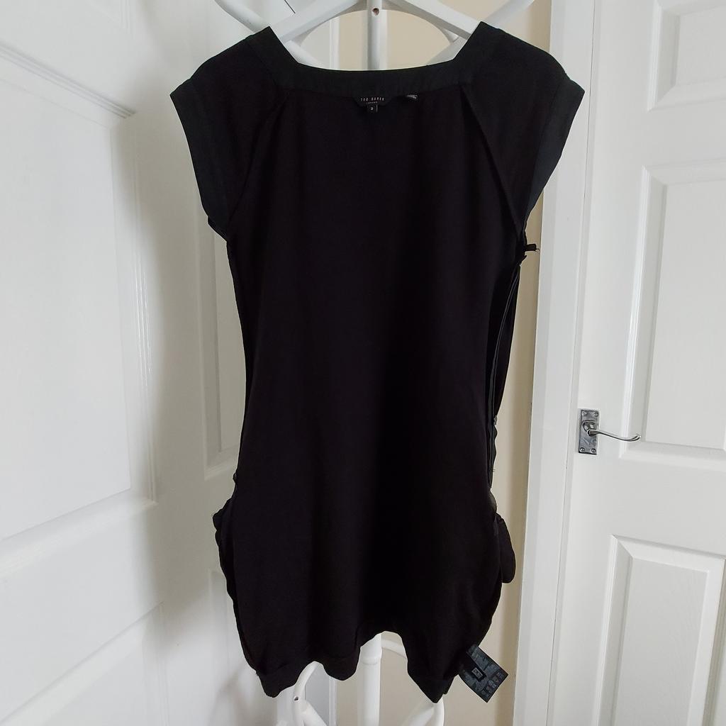 Dress “Ted Baker“London

With Pockets

 Black Colour

Good Condition

Actual size: cm

Length: 81 cm from shoulders

Length: 59 cm from armpit side

Length sleeves: 14 cm from neck

Volume hand: 39 cm from neck

Breast volume: 80 cm – 90 cm

Volume waist: 70 cm – 73 cm

Volume hips: 90 cm – 92 cm

Size: 2, S, 10 ( UK ) Eur 36 , US 6

Shell: 64 % Viscose
 31 % Polyamide
 5 % Elastane

Trim Ornaments: 100 % Silk

Made in China