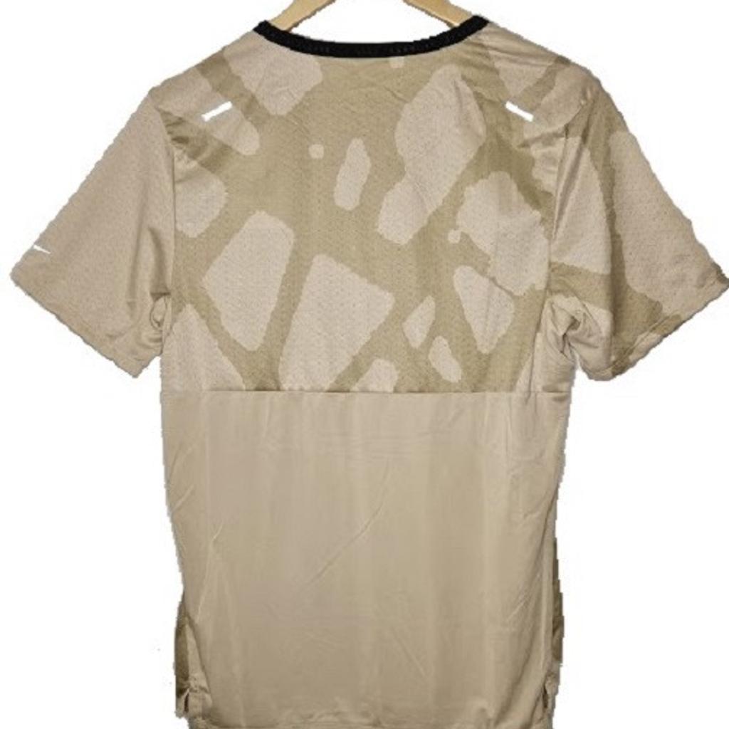 Nike Dri-FIT Run Division Rise 365 T-Shirt.

Size: XXL.

Colour: Camouflage Sand/Beige

Lightweight and breathable, the Nike Dri-FIT Run Division Top is geared to make those tough runs a little easier. It keep you covered and feeling smooth, making it ideal to wear before, during or after your run. Suit up and feel the difference.

Quick Drying, Breathable Feel

Nike Dri-FIT technology moves sweat away from your skin for quicker evaporation, helping you stay dry and comfortable. It is combined with textured mesh for optimal breathability.

More Benefits:

 The back hem is extended for extra coverage.
 93% polyester/7% elastane
 Machine washable
 An underarm gusset helps you move freely.
 Style: DQ4757-206
 RRP: £45.00