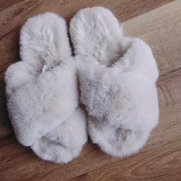 brand new womens girls slippers Size S 3-4