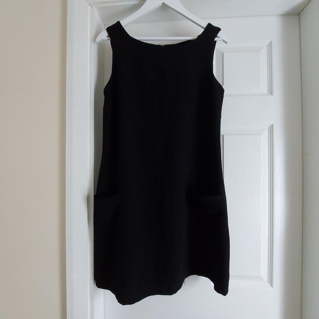 Dress "Dorothy Perkins"

With Pockets

 Black Colour

New With Tags

Actual size: cm and m

Length: 87 cm from shoulders front

Length: 85 cm from shoulders back

Length: 66 cm from armpit side

Shoulder width: 38 cm

Volume hands: 42 cm

Volume bust: 90 cm – 95 cm

Volume waist: 87 cm – 88 cm

Volume hips: 98 cm – 99 cm

Size: 14 (UK) Eur 42, US 10

96 % Polyester
 4 % Elastane

Made in Romania

Retail Price 39.00 € (Eur)
