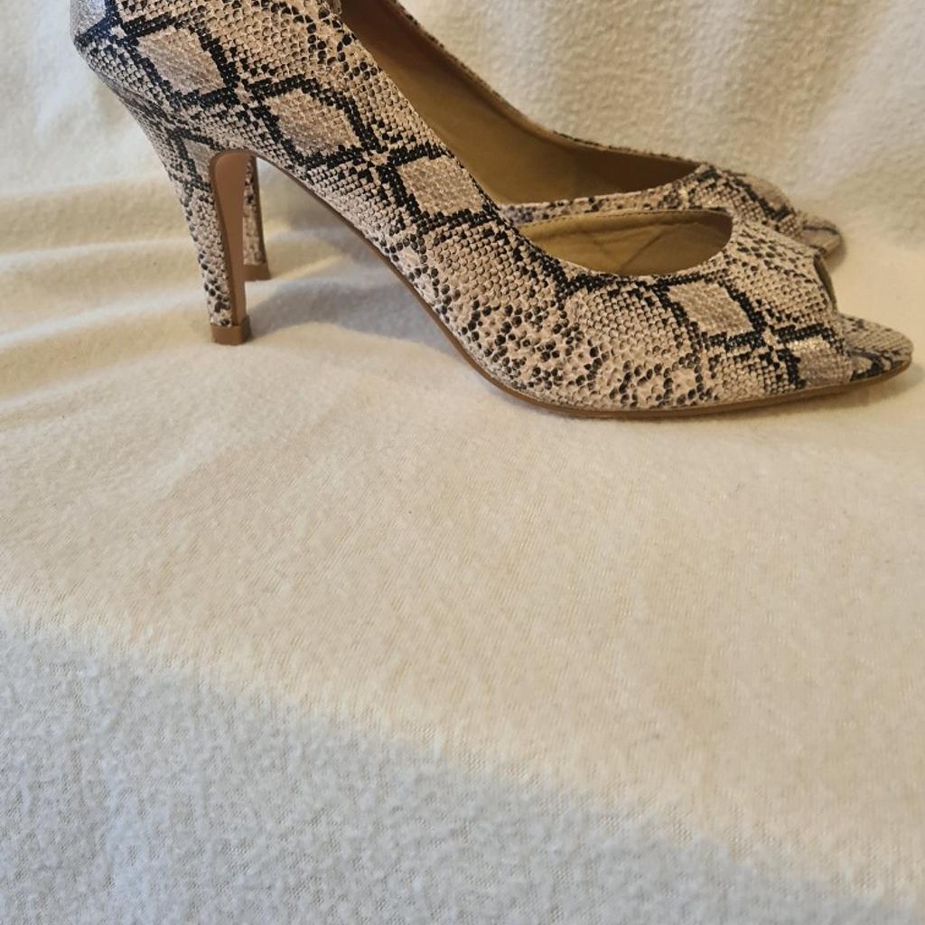 Carvela snakeskin print mid Heeled Court shoes in fantastic condition uk6. Holidays, beach, hotel. See photos for condition size flaws materials etc. I can offer try before you buy option if you are local but if viewing on an auction site viewing STRICTLY prior to end of auction.  If you bid and win it's yours. Cash on collection or post at extra cost which is £4.55 Royal Mail 2nd class. I can offer free local delivery within five miles of my postcode which is LS104NF. Listed on five other sites so it may end abruptly. Don't be disappointed. Any questions please ask and I will answer asap.
Please check out my other items. I have hundreds of items for sale including bikes, men's, womens, and children's clothes. Trainers of all brands. Boots of all brands. Sandals of all brands.
There are over 50 bikes available and I sell on multiple sites so search bikes in Middleton west Yorkshire.