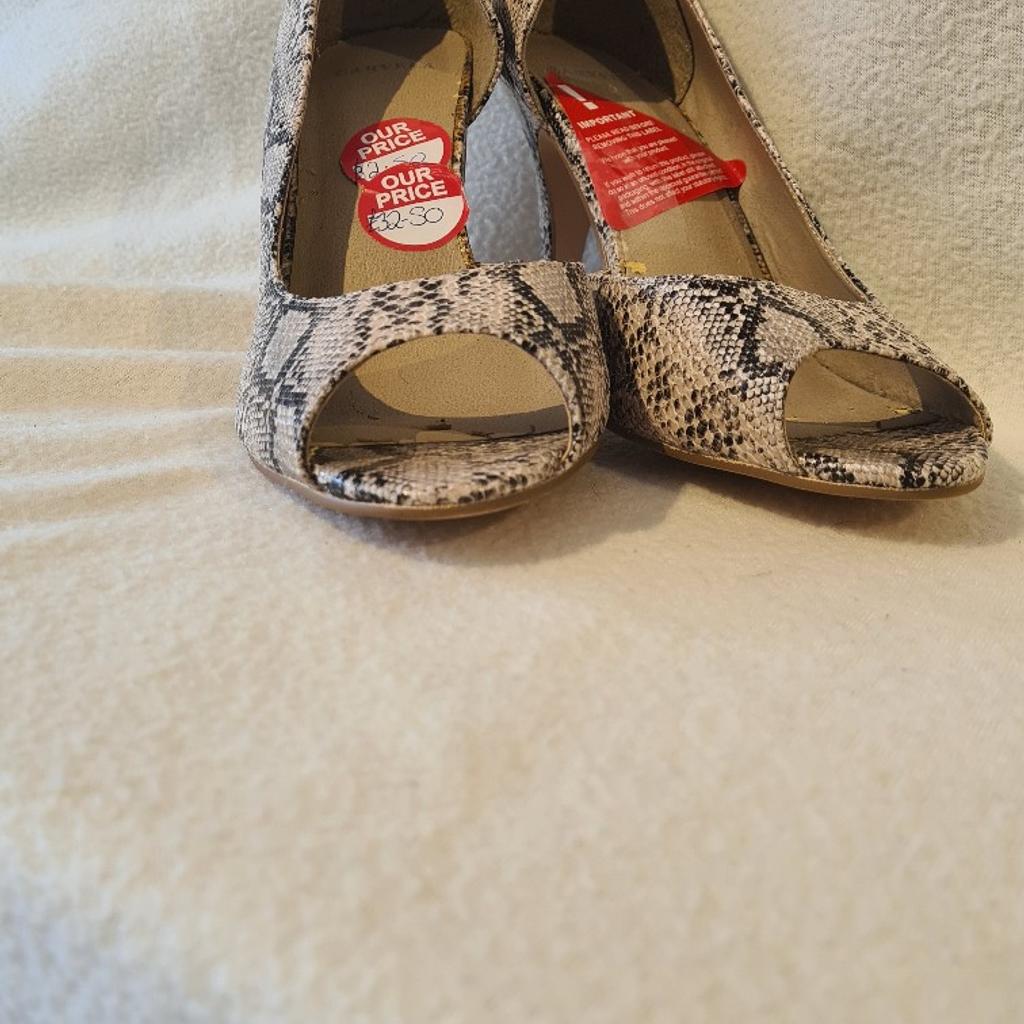 Carvela snakeskin print mid Heeled Court shoes in fantastic condition uk6. Holidays, beach, hotel. See photos for condition size flaws materials etc. I can offer try before you buy option if you are local but if viewing on an auction site viewing STRICTLY prior to end of auction.  If you bid and win it's yours. Cash on collection or post at extra cost which is £4.55 Royal Mail 2nd class. I can offer free local delivery within five miles of my postcode which is LS104NF. Listed on five other sites so it may end abruptly. Don't be disappointed. Any questions please ask and I will answer asap.
Please check out my other items. I have hundreds of items for sale including bikes, men's, womens, and children's clothes. Trainers of all brands. Boots of all brands. Sandals of all brands.
There are over 50 bikes available and I sell on multiple sites so search bikes in Middleton west Yorkshire.