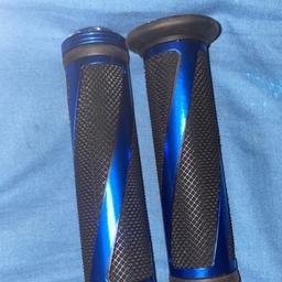 Brand new 7/8inch Motorbikes Motorcycle
Handlebar Grips

Quantity: 1 Pair (Left & Right)
Size: Left(bar side) hole: 22mm (7/8");
Right(accelerator side) hole: 25mm (1"); Overall Length: 132mm.
Applicable Models: Motorcycle.