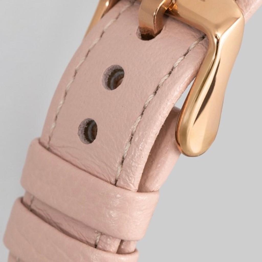 Fossil Damen Armbanduhr
NEU
OVP

Ladenpreis: 149 €

Maße:
- Armbandbreite: 1,5 cm
- Gehäusehöhe: 1,0 cm
- Durchmesser: 3,4 cm

Details:
- Dornschließe
- wasserdicht bis 5 ATM
- Uhrwerk: Quarz
- Farbe: pink
- Mineralglas
- Gehöuse: Edelstahl
- Armbandmaterial: Leder
- mit Schutzverpackung

Da dies ein privater Verkauf ist, besteht keine Rücknahme oder Garantie.