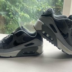 Nike dark grey air max 90 ltr
* Junior UK Size 3/ EUR 35.5
* Great condition - originally bought from JD Sports less than 12 months ago for £80.