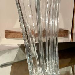 Vendo elegante vaso in cristallo con targa fiorata in argento,altezza approssimativa 40 cm,perfetto perché sempre conservato in vetrina. Non gradisco indecisi perditempo o proposte ridicole . Spese di spedizione a parte