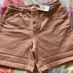 Brand new, never worn - now too small!
Pink denim shorts by Joules
Zip and button
Label
Really lovely shorts
Measurements in photos