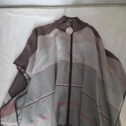 One size ladies poncho. Tags on, never worn. Apricot from new look