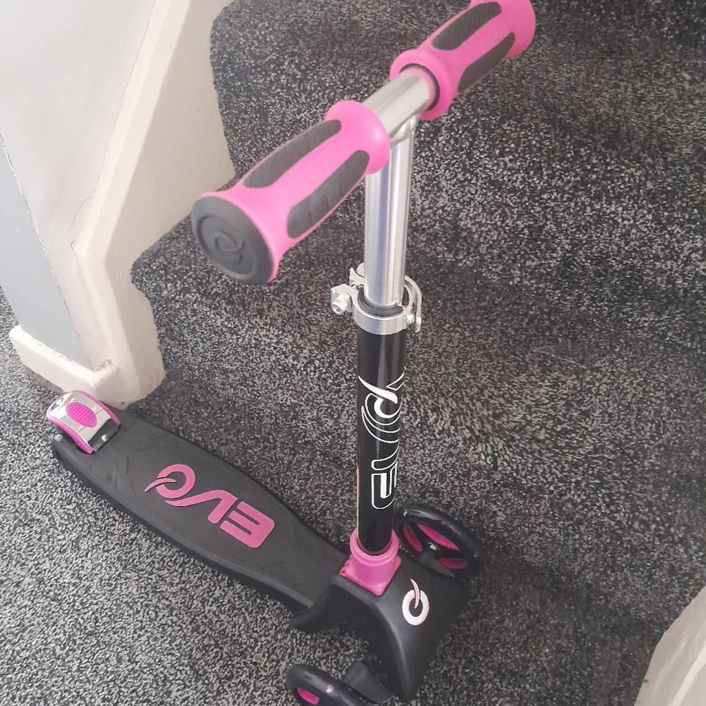 Flashing lights scooter. excellent quality and value for money item. colour is pink and black. RRP £49.99 on Amazon.

collection from jb bargains, unit 21, arndale, Accrington.

please see my other items.