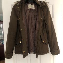Brown, short, padded, Parker style jacket with faux fur hood, popper fastening and pockets, by New Look.
Size 8 fits small ladies, older kids and teens.
Been worn a few times but still in great condition.
Happy to post.