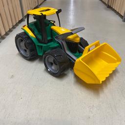 Spielzeug-Traktor mit Frontlader
Länge: ca. 62 cm
Mit Schiebedach in der Fahrerkabine
Ergonomisch geformter Bügel zur einfachen Bedienung