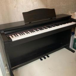 Nur Abholung in Villach 
Zum Verkauf steht ein gebrauchtes E-Piano Roland HP 1800e.

Das Instrument ist ca. 15 Jahre alt und in gebrauchtem Zustand, Mechanik und Klang sind einwandfrei, es wird auch noch regelmäßig bespielt.

Das Roland HP 1800e verfügt über 88 Tasten in Elfenbein-Optik, der Klavieranschlag ist variabel einstellbar.

Zusätzlich kann in der Klangausgabe zwischen 6 verschiedenen Sounds gewählt werden (Klavier, Cembalo, Synthesizer, Vibraphon, Orgel und Streicher), die auch miteinander kombiniert werden können.

Ebenfalls ist eine Aufnahmefunktion im Instrument integriert, mit der das Klavierspiel direkt festgehalten und wiedergegeben werden kann.

Selbstverständlich ist die Lautstärke regelbar, auch eine Stimmfunktion ist integriert, das Instrument ist darüber hinaus de facto wartungsfrei (kein Stimmen notwendig).

Das Modell ist überaus hochwertig in Klang und Mechanik und war zu Produktionszeiten eines der hochwertigsten Modelle der Firma Roland (NP ca. 2500,- €).