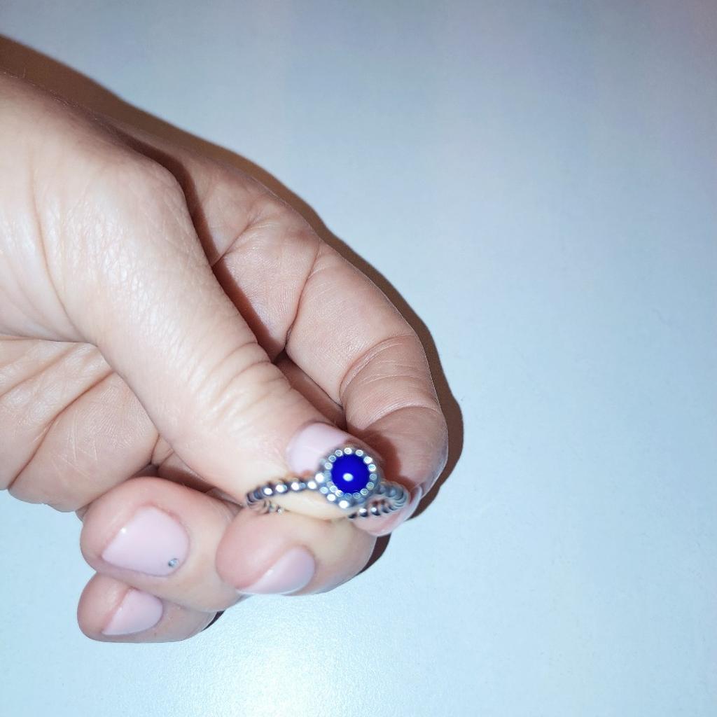 Bellissimo anello Pandora in argento 925 con pietra di luna Natale BLU Misura 54. Indossato poche volte, originale l'anello perfetto, introvabile e fa un effetto stupendo anche insieme ad altri anelli!
