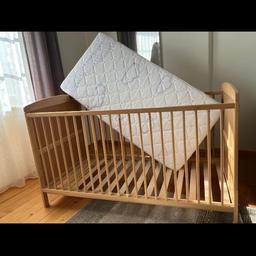 Neuwertiges Kinderbett mit Matratze (Überzug waschbar); keine Gebrauchsspuren (Kind hat 5mal darin geschlafen - mochte das Bett nicht). Maße 140x70