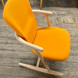 Moizi 4 mit hoher Rückenlehne Bezug: Fame 63077 (orange) Oberfläche Holz: Buche transparent lackiert mit Filzstreifen unten

hochwertiger Wollstoff, pflegeleicht

Stuhl kann als Esszimmerstuhl oder auch anderweitig genutzt werden

Sitzhöhe einstellbar

Tiefreier Nichtraucherhaushalt