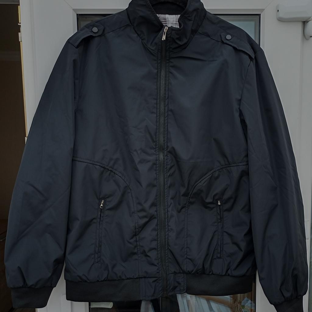 MENS NEW BLACK BOMBER JCKET NEVER WORN IN VERRY GOOD CLEAN CONDITION