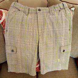 MENS GRAY CHECK  SHORTS NEVER BEEN WORN
   IN VERRY GOOD CLEAN CONDITION
FROM TRESPASS
SIZE 30 SMALL