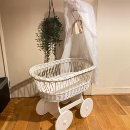 White Wicker Wheels Crib Baby Moses Basket With Canopy Holder.
Stylish trolley with a wicker basket works great as a baby cradle.
The wheels help you easily move the prams to a convenient place. Mattress and duvet included.
Collection Only, cash on collection please.
No return. Thanks.