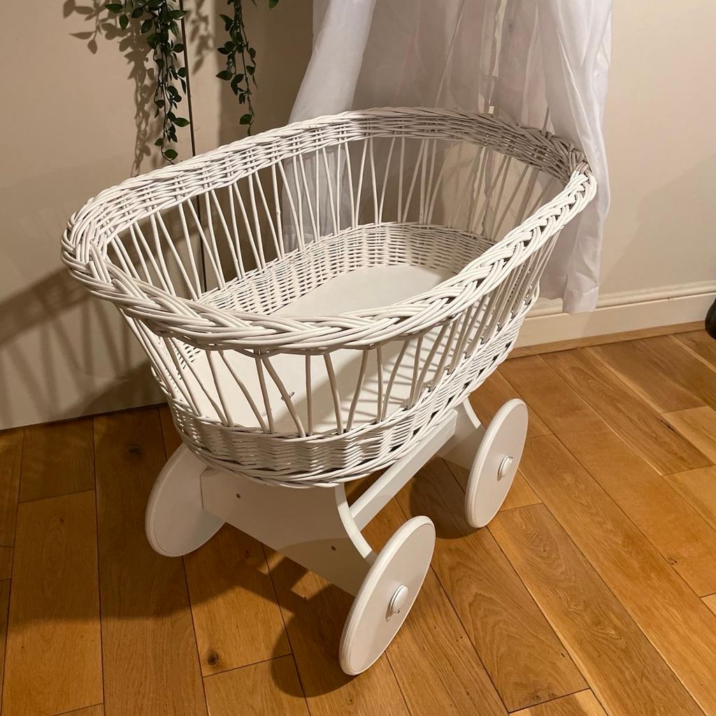 White Wicker Wheels Crib Baby Moses Basket With Canopy Holder.
Stylish trolley with a wicker basket works great as a baby cradle.
The wheels help you easily move the prams to a convenient place. Mattress and duvet included.
Collection Only, cash on collection please.
No return. Thanks.