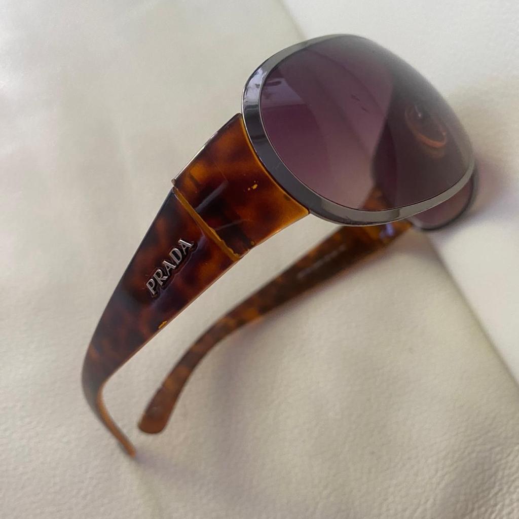 Zum Verkauf steht eine neuwertige Prada Sonnenbrille.

NP: € 360

Da es sich um einen Privatverkauf handelt wird die Gewährleistung ausgeschlossen.