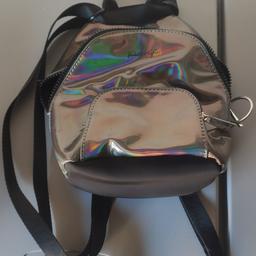 Vendo questa borsetta/zainetto multicolor originale Carpisa in collaborazione con Kendall e Kylie Jenner, indossata forse un paio di volte.. E' perfetta senza graffi o problemi vari.
Disponibile alla spedizione.