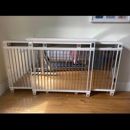 Mirrored extendable radiator cover good condition apart from one strip (as seen in picture which has a crack in it )the middle part of cover is 85cm high two sides are 80cm in height maximum width of cover is 190cm and minimum is 120cm 