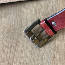 Vintage, rotbraunes Leder, goldfarbene Schließe
Länge 85 cm, Breite 2 cm