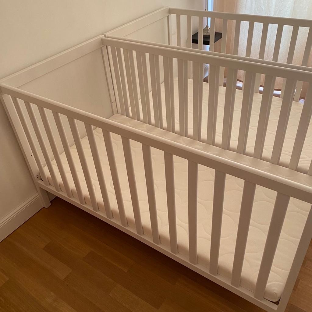 Sundvik Babybett (IKEA, weiß, 70x140cm).

Der Bettboden kann in zwei Höhen montiert werden.

Eine der Bettseiten kann abgenommen werden, wenn das Kind größer ist und selbst ins/aus dem Bett klettern kann.

So gut wie neu: 2 Jahre im Einsatz und gut gepflegt.

Wir verkaufen beide Betten (von unseren Zwillingen).

Bei Bedarf kann ich die Matratze auch verkaufen zu einem guten Preis.