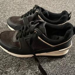 Ladies black trainers with silver detail
Thick soles 
Size 7
Very good condition