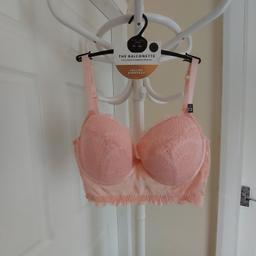 Bra “New Look”

Curves Serena

 Underwire Bra Padded Soft

Pale Pink Colour

 New With Tags

The Balconette Low-cut neckline & designed to lift the bust

Feeling Gorgeous

Bust has the sticks 2 units:
1 units with right side
1 units with left side

Actual size: cm and m

Breast volume: 90 cm - 1.02 m

Depth bust: 17 cm

Size: 44C (UK) Eur 100C

Cup Shell: Cup Frame: 89 % Nylon
 11 % Elastane

Wing: 80 % Nylon
 20 % Elastane

Cup Lining: 100 % Polyester

Cup Frame Lining: 100 % Nylon

Exclusive of trim

Made in China

Retail Price £ 15.99 , 19.99 € (Eur)