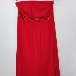 Ich verkaufe hier ein sehr gut erhaltenes trägerloses Cocktailkleid in rot.
Es wurde lediglich einmal für einen Abschlussball getragen.
Tier- und rauchfreier Haushalt.