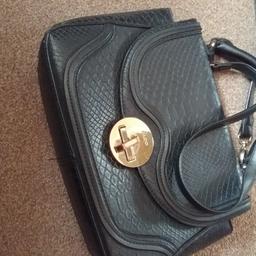 cash collection

nice bag a little wear on clasp but still good bag