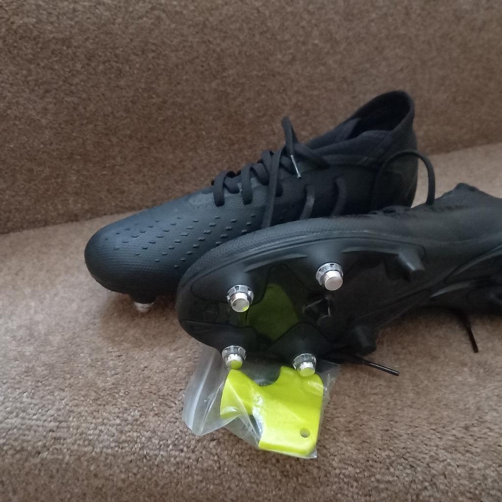 Come and grab these Adidas Predator Accuracy 3 Football . Brand New and
never been worn and ready to go to a new home.

They also have the nuts key to tighten the boot.

UK size 7.