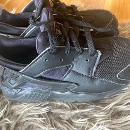 Nike
Huarache Run Big Kids' Shoes
Size UK 1 
Good condition , wear few times 
Clean , washed