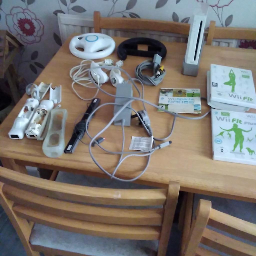 Nintendo Wii bundle, the hand consoles have corroded but is still usable, collection from stonebroom