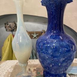 Vendo 2 vasi vintage in vetro Murano ,uno bianco opalino(20 euro )e l’altro blu e bianco(30euro),come da foto,condizioni ottime perché conservati con cura. Astenersi perditempo e proposte ridicole. Spese di spedizione a parte